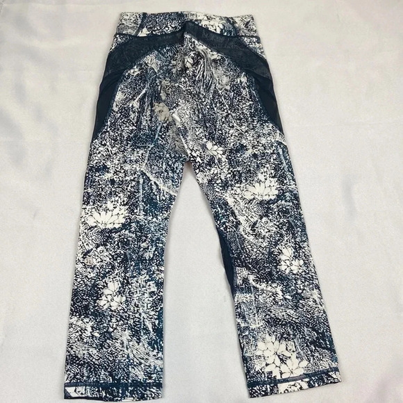 Lululemon Size 4 Never Still Crop 21" Wildwood‎ White Multi / Nocturnal Teal - Picture 10 of 14
